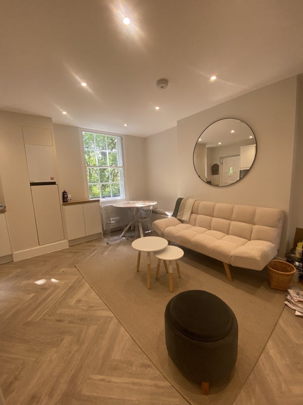 Room Rosebery Avenue in Greater London