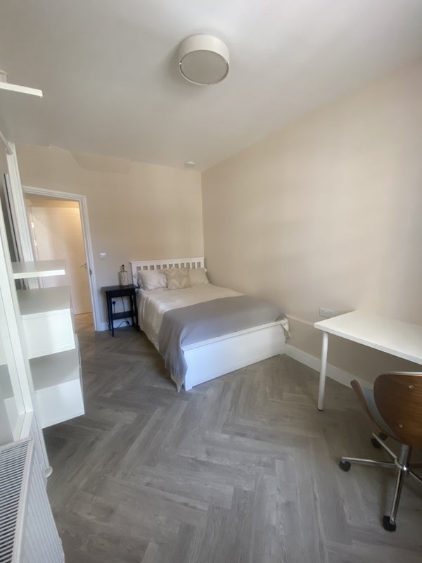 Room Rosebery Avenue in Greater London