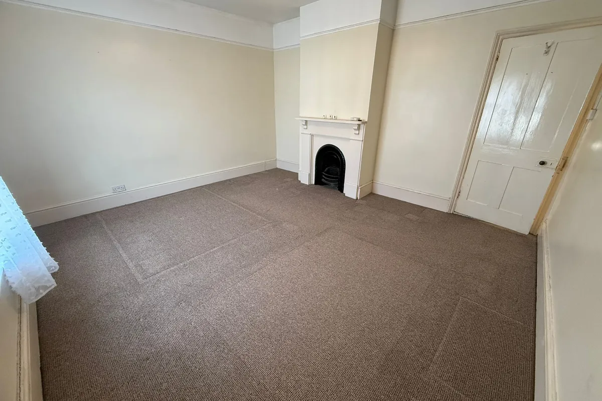 Room Avenue Road in Gosport