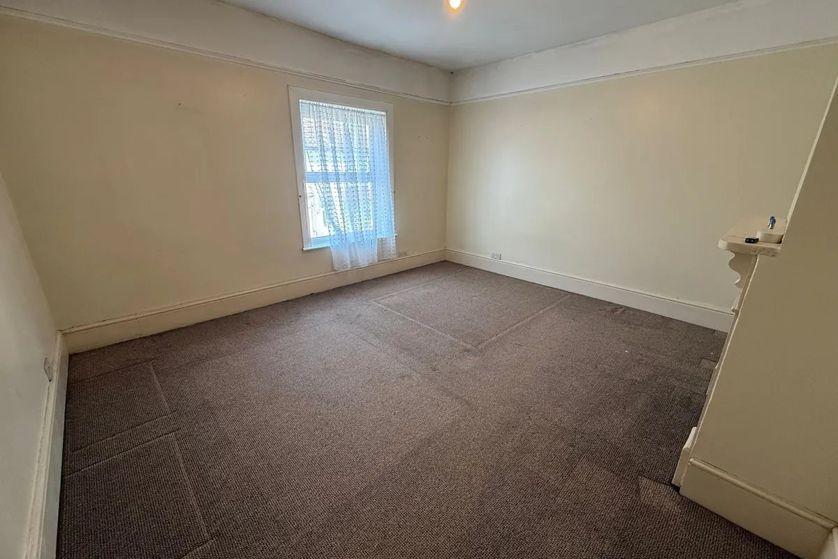 Room Avenue Road in Gosport