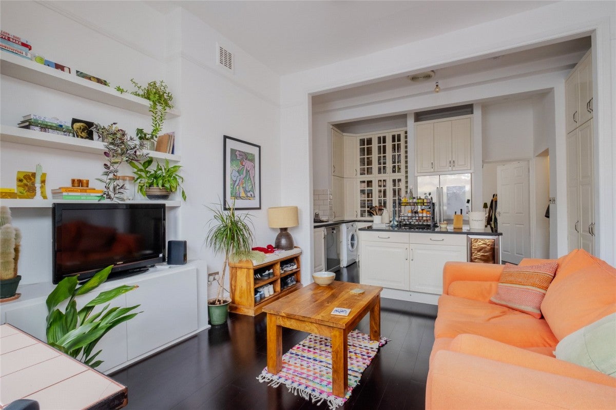 Flat Gleneagle Road in Greater London