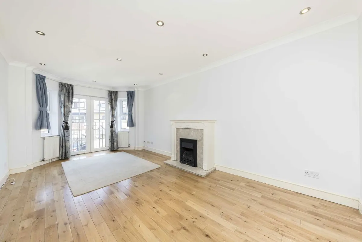 Flat Goldhawk Road in Greater London