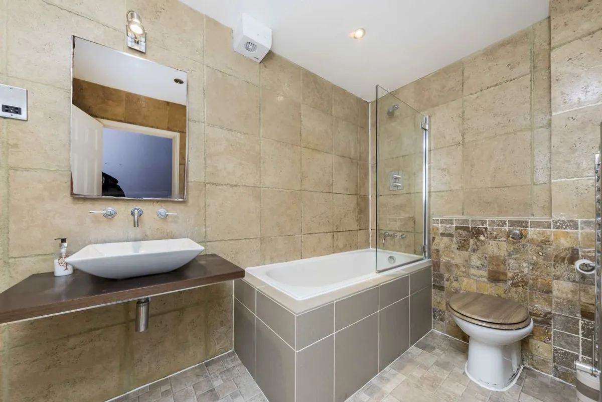 Flat Goldhawk Road in Greater London