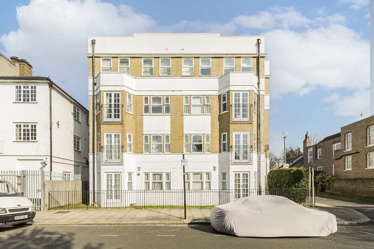 Flat Goldhawk Road in Greater London