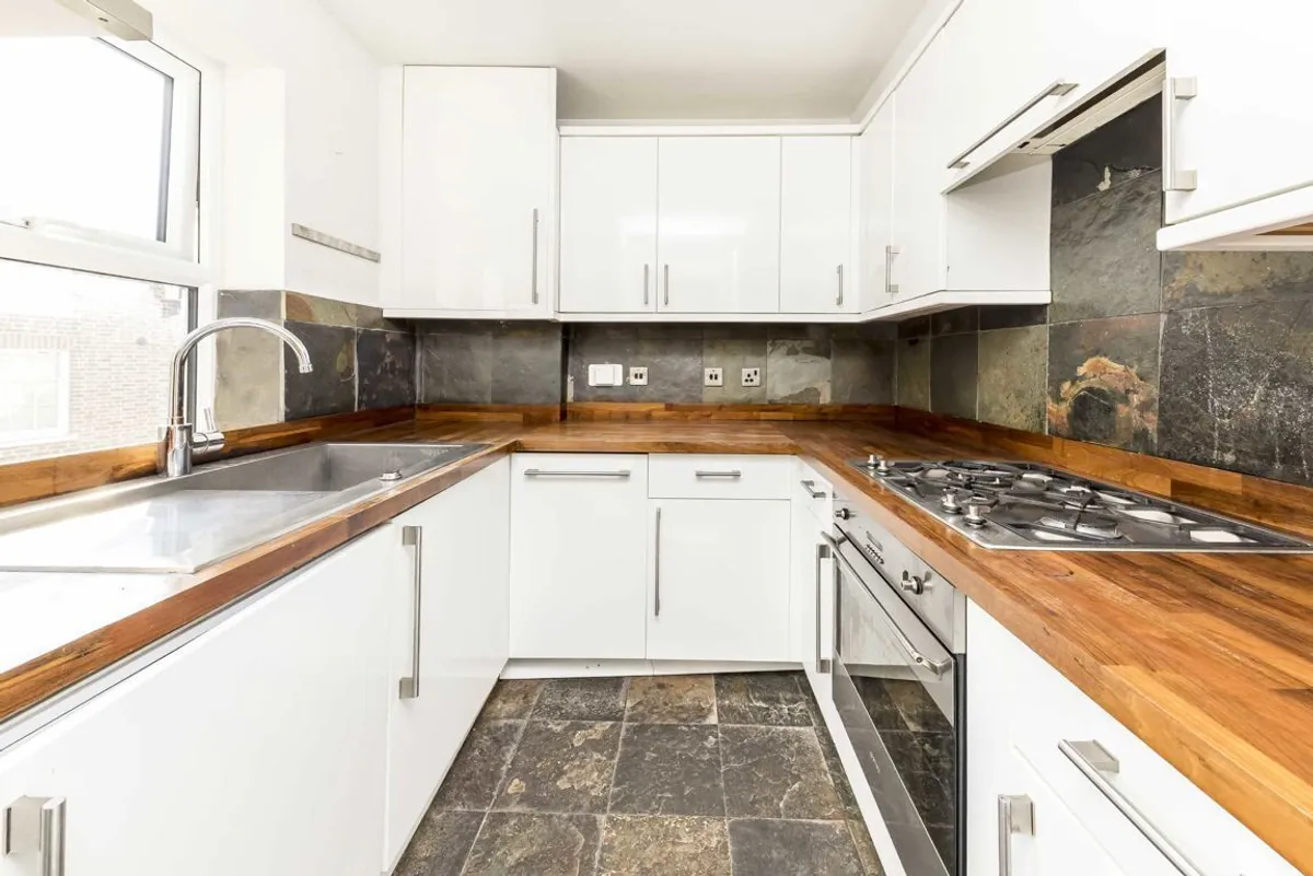 Flat Goldhawk Road in Greater London