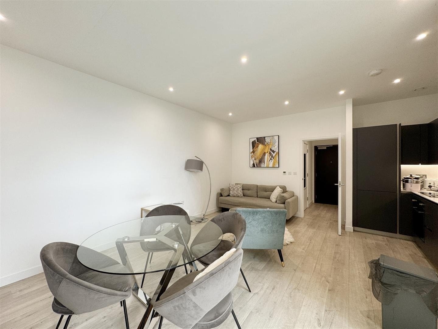 Flat Coster Avenue in Greater London