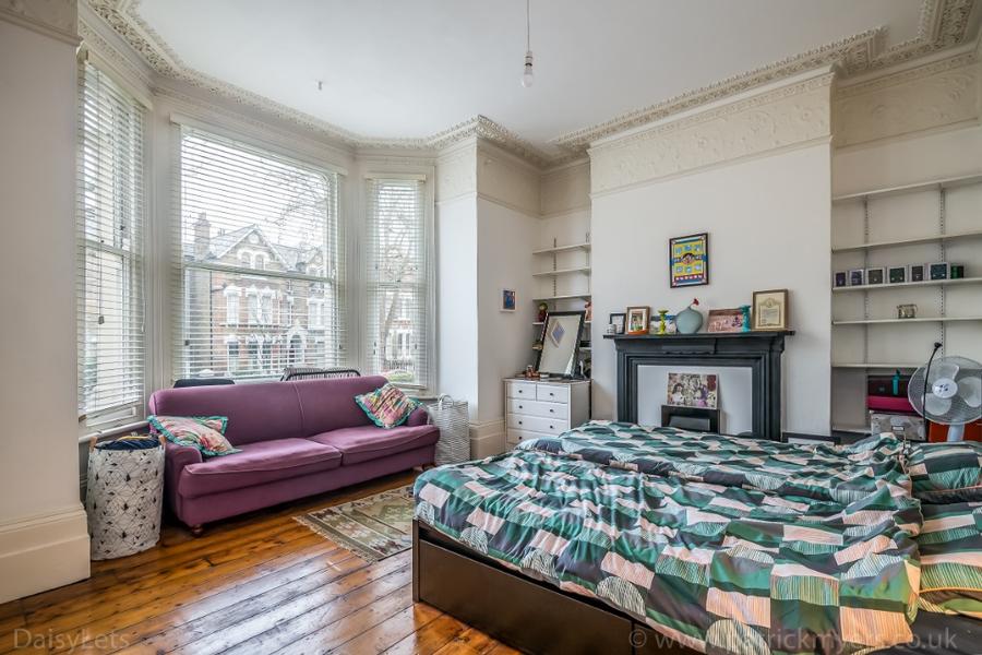 Flat Breakspear Mews in Greater London