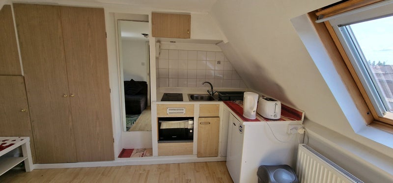 Room Grovestile Waye in Greater London