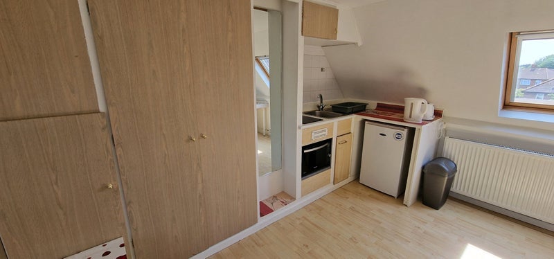 Room Grovestile Waye in Greater London