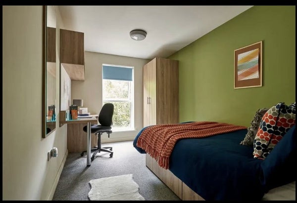 Flat Sturge Close in Birmingham