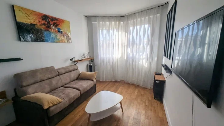 Flat Boulevard Bessières in Paris
