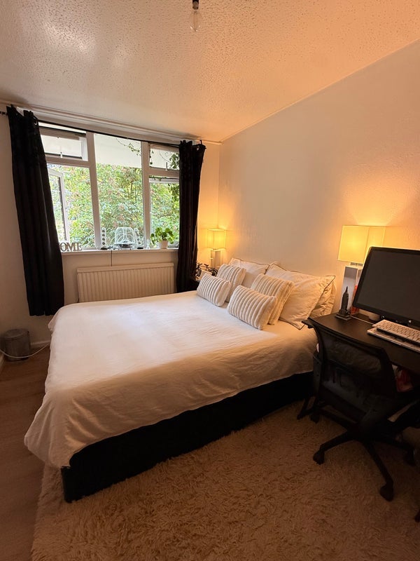 Room Southwark Park Road in Greater London