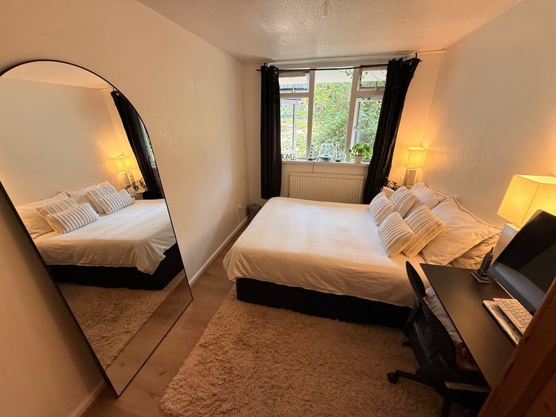 Room Southwark Park Road in Greater London