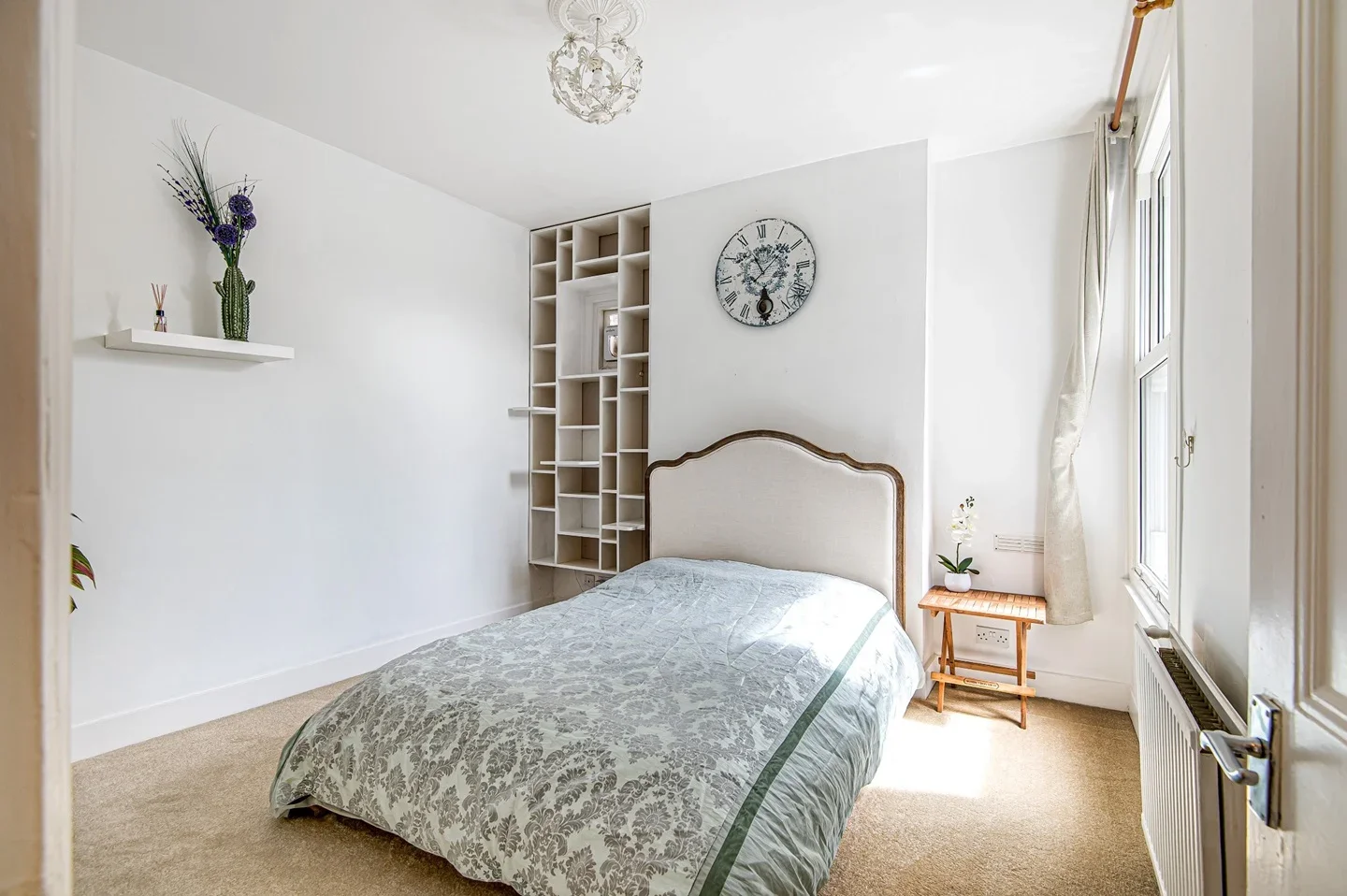 Flat Ellison Road in Greater London