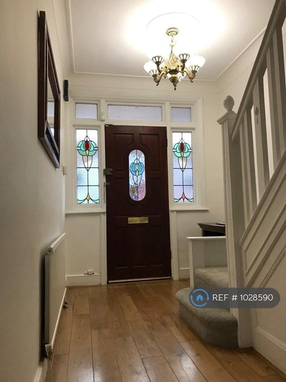 House Campbell Avenue in Greater London