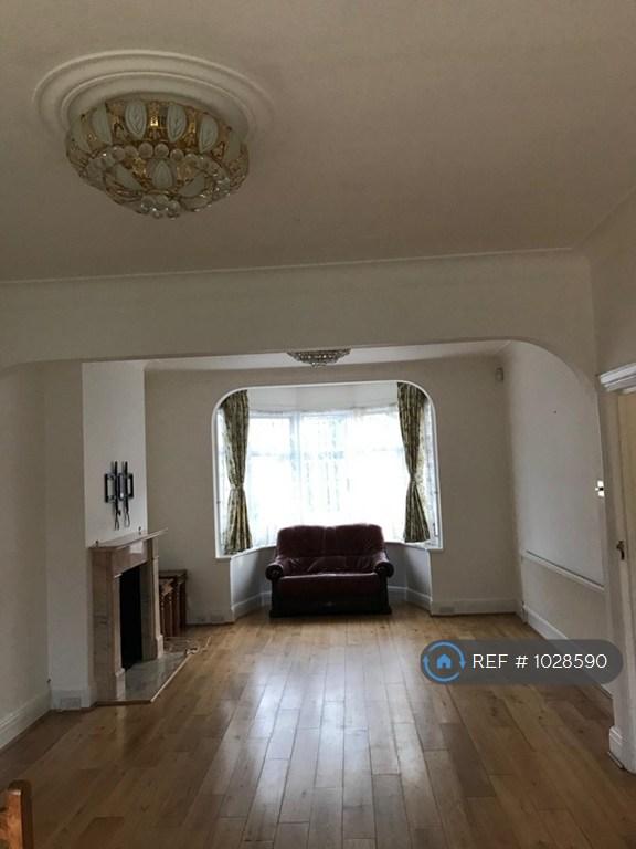 House Campbell Avenue in Greater London