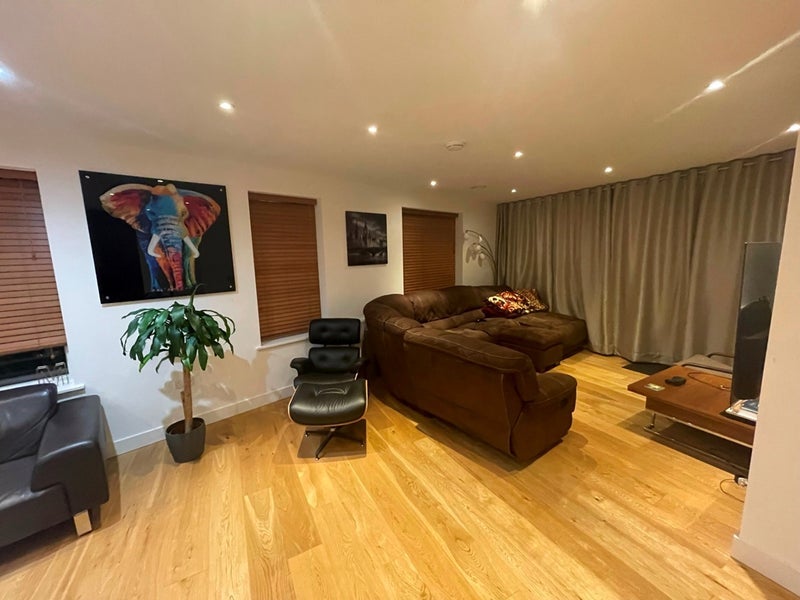 Room Peartree Way in Greater London