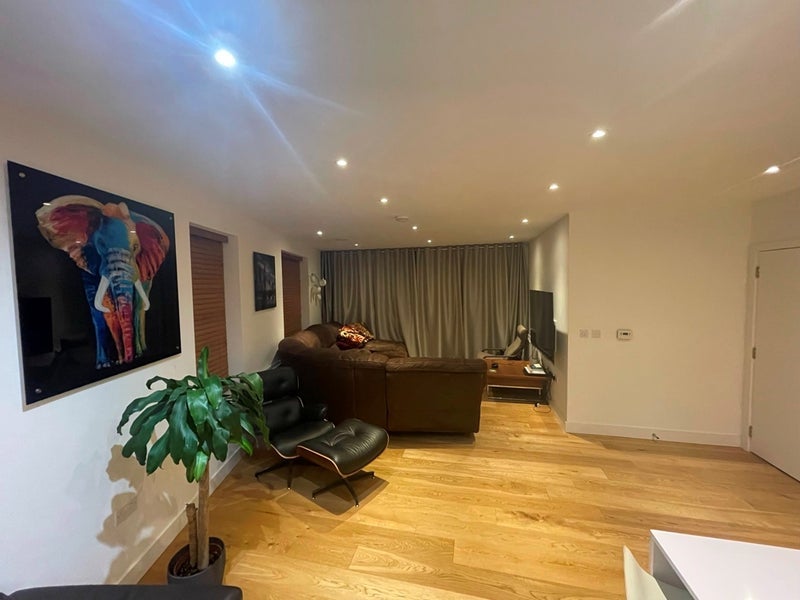 Room Peartree Way in Greater London