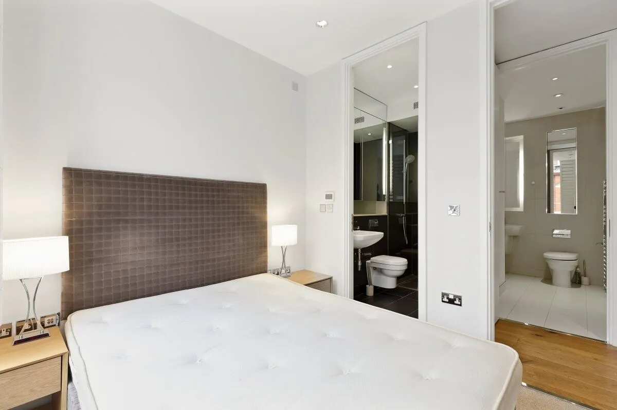 Flat Long Acre in City of Westminster