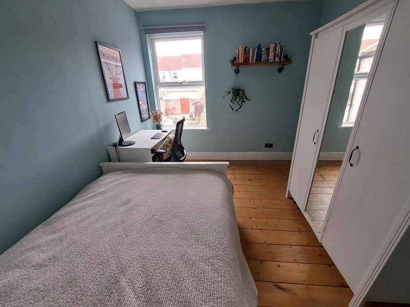 Room Grove Park Road in Bristol