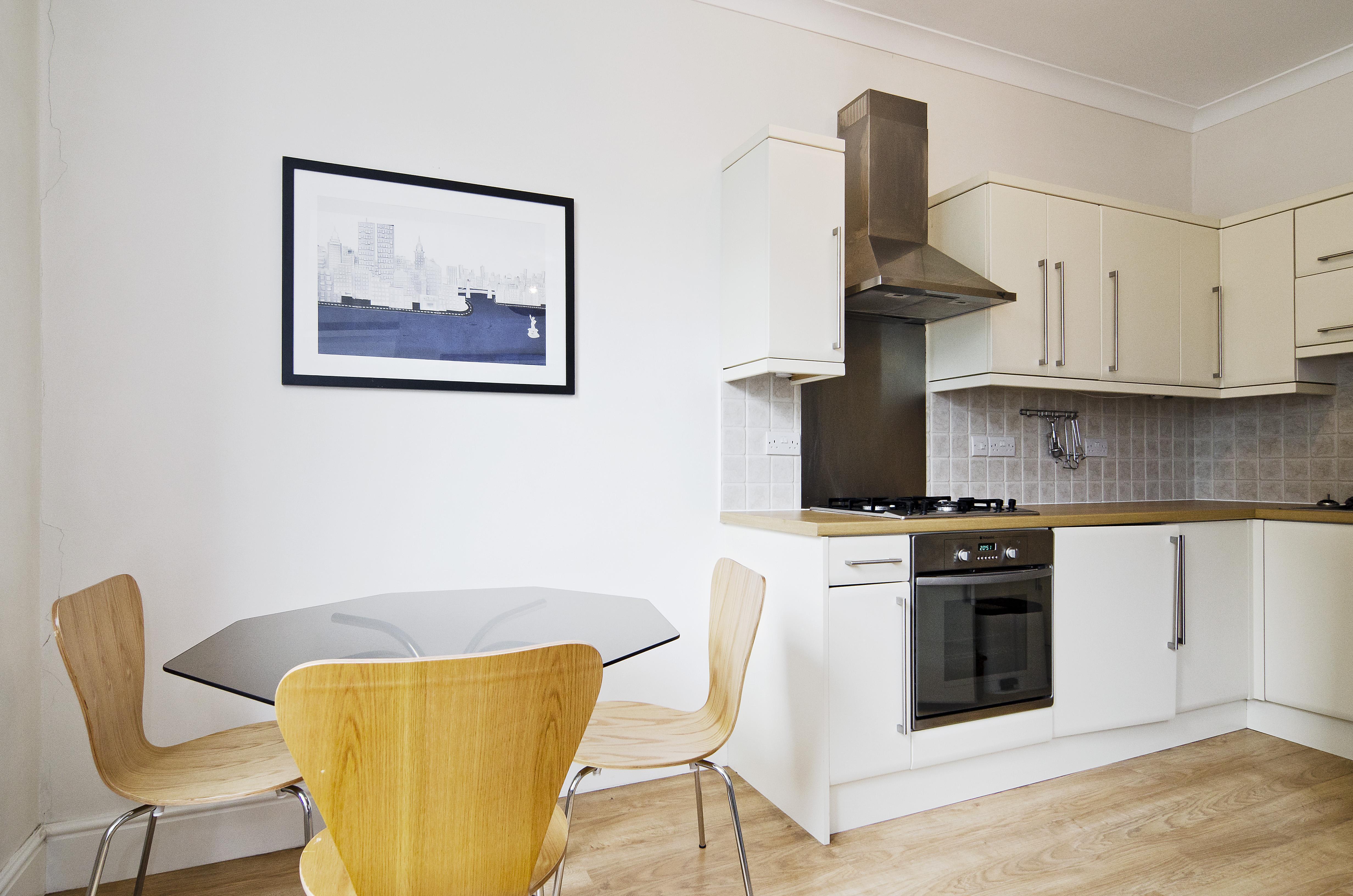 Flat Drayton Park in Greater London