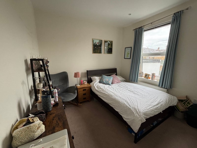 Room Queenstown Road in Greater London