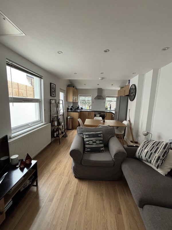 Room Queenstown Road in Greater London