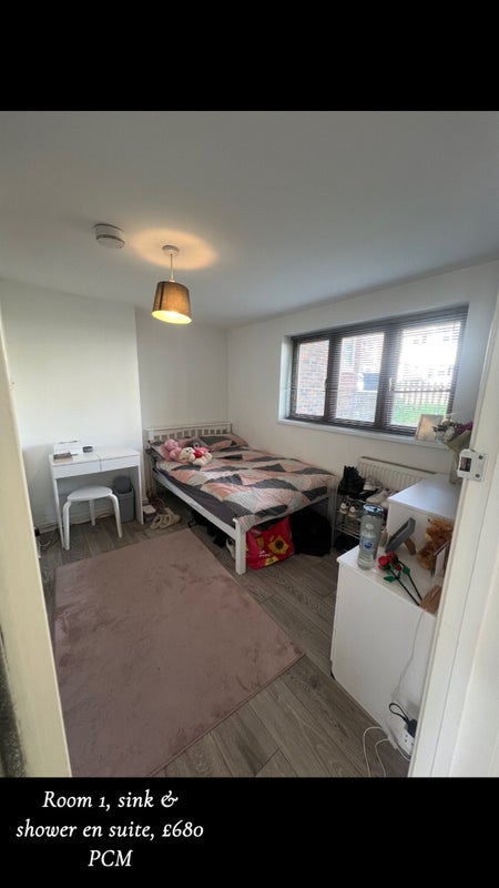 Room Norwood End in Basildon
