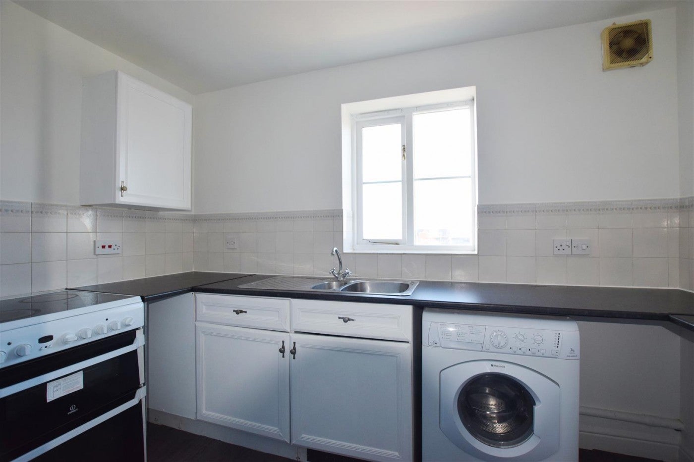 Flat Dairyman Close in Greater London