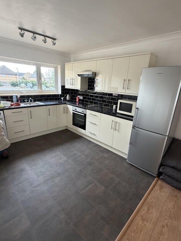 Room Coulsdon Road in Caterham on the Hill