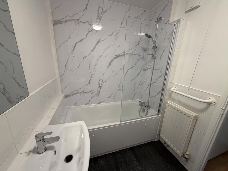Room Coulsdon Road in Caterham on the Hill