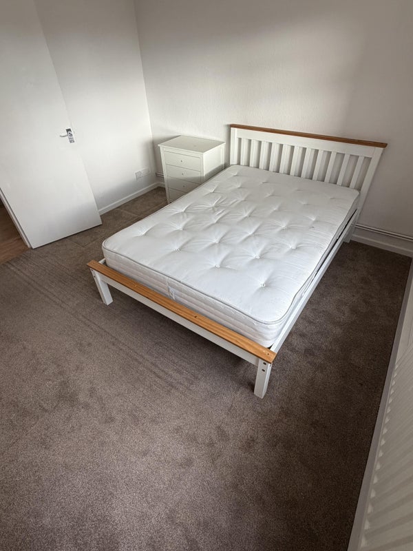 Room Coulsdon Road in Caterham on the Hill