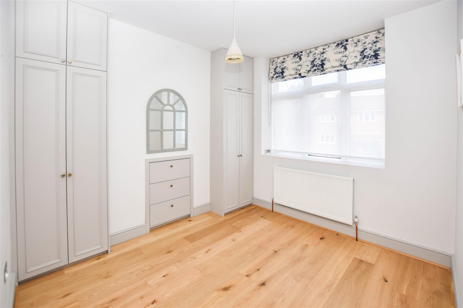 Flat Robinson Road in Greater London