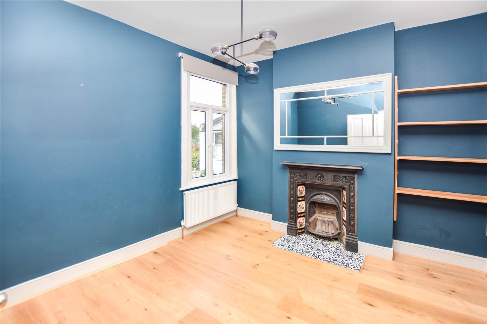 Flat Robinson Road in Greater London