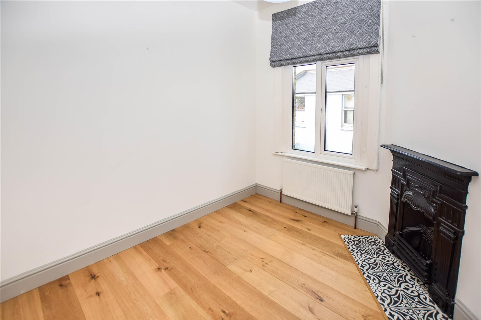 Flat Robinson Road in Greater London