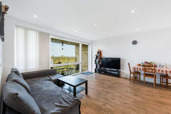 Flat Lakeside Drive in Greater London