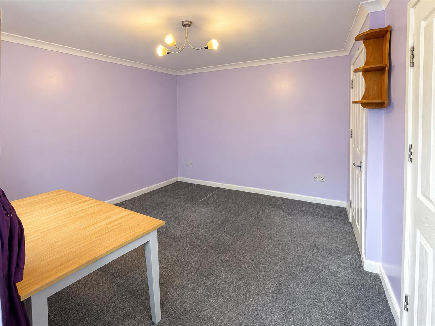 Flat Columbia Avenue in Greater London