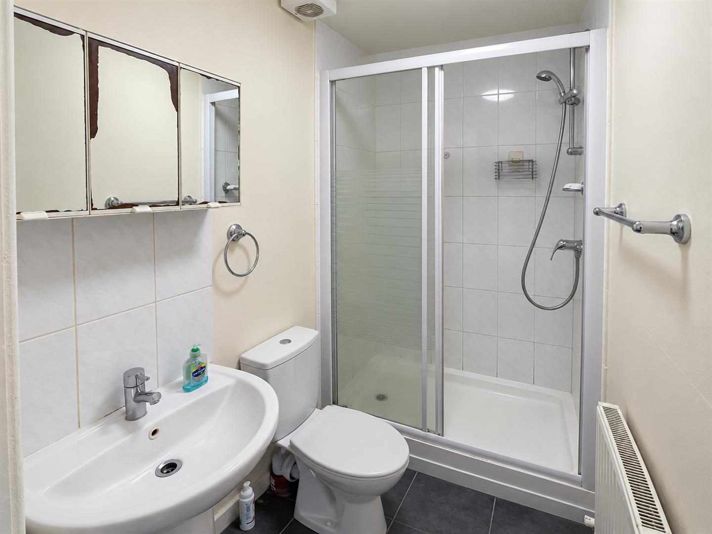 Flat Columbia Avenue in Greater London