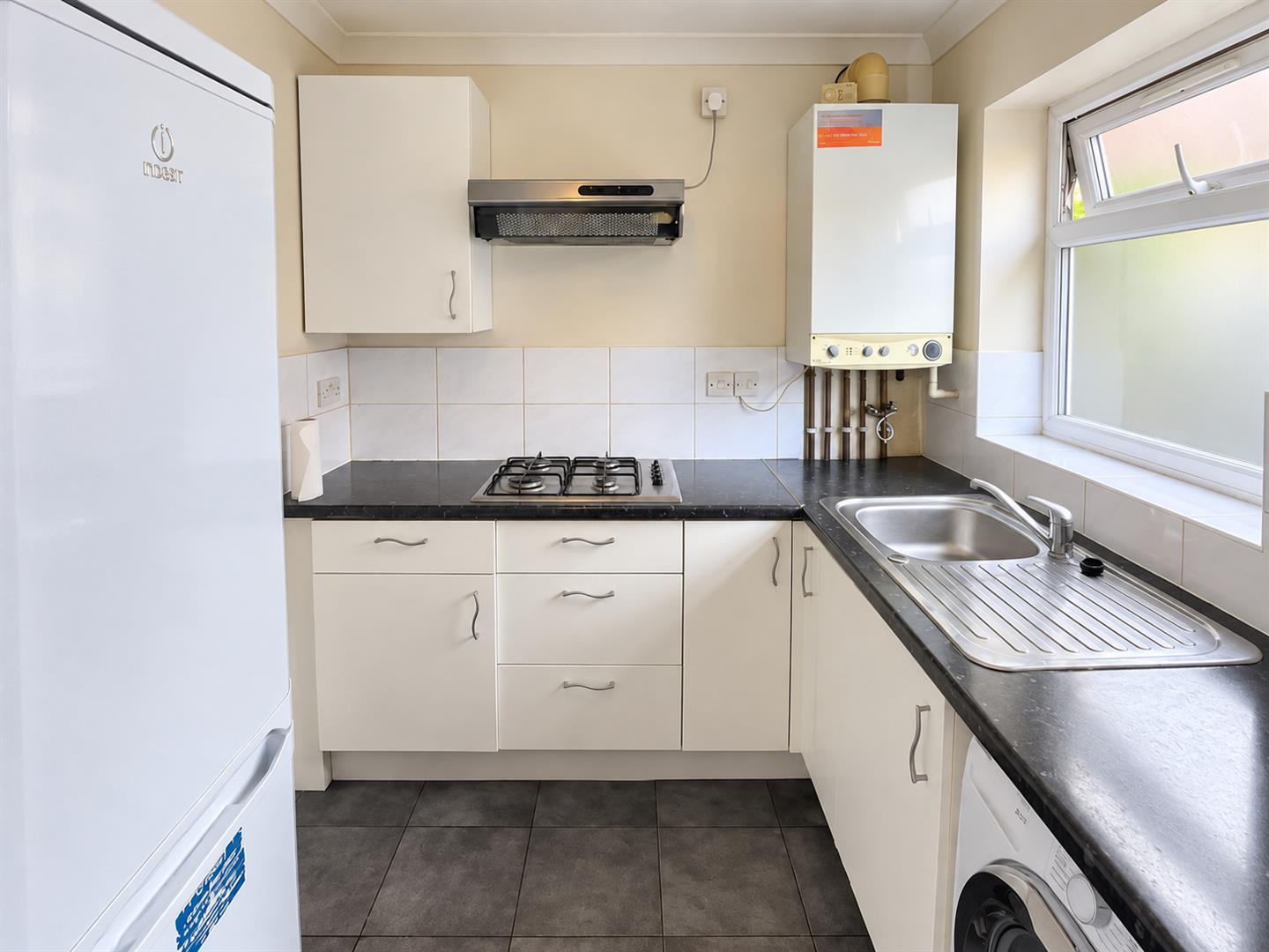 Flat Columbia Avenue in Greater London