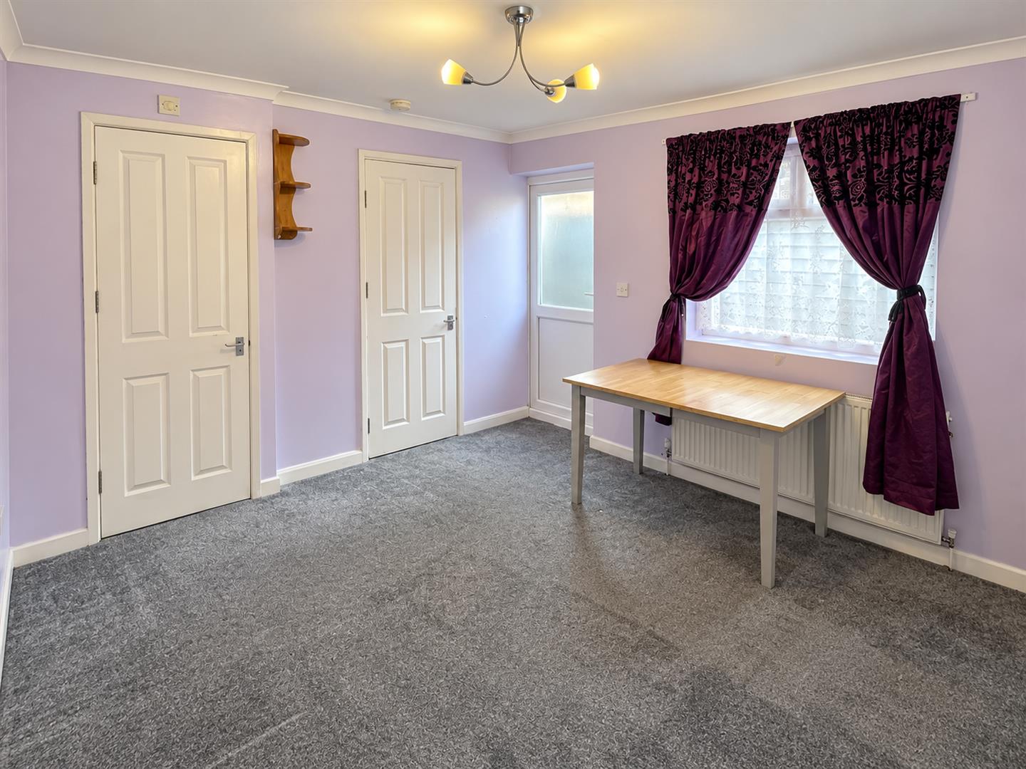 Flat Columbia Avenue in Greater London