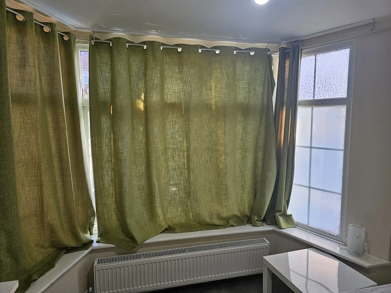 Room Whitby Gardens in Greater London
