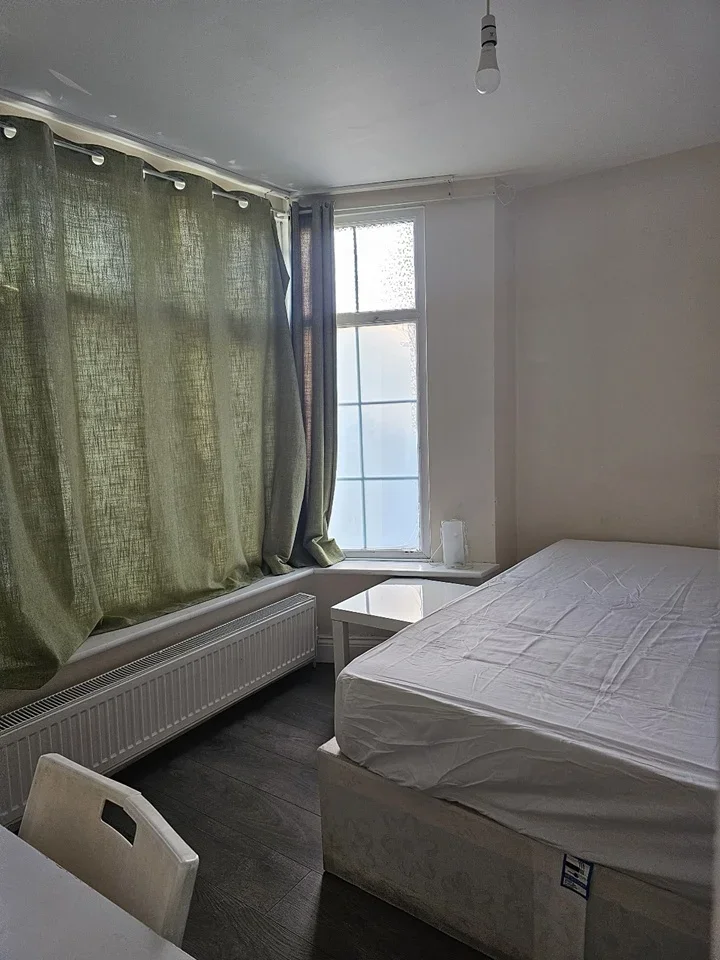 Room Whitby Gardens in Greater London