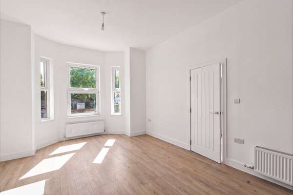 Flat Chatsworth Place in Greater London