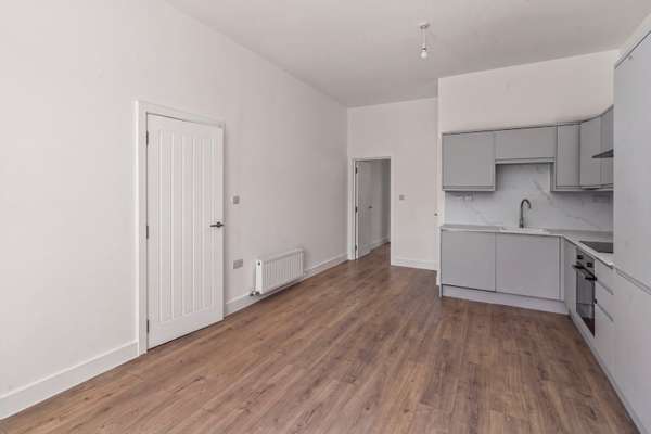 Flat Chatsworth Place in Greater London