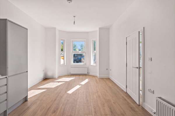Flat Chatsworth Place in Greater London