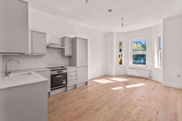 Flat Chatsworth Place in Greater London