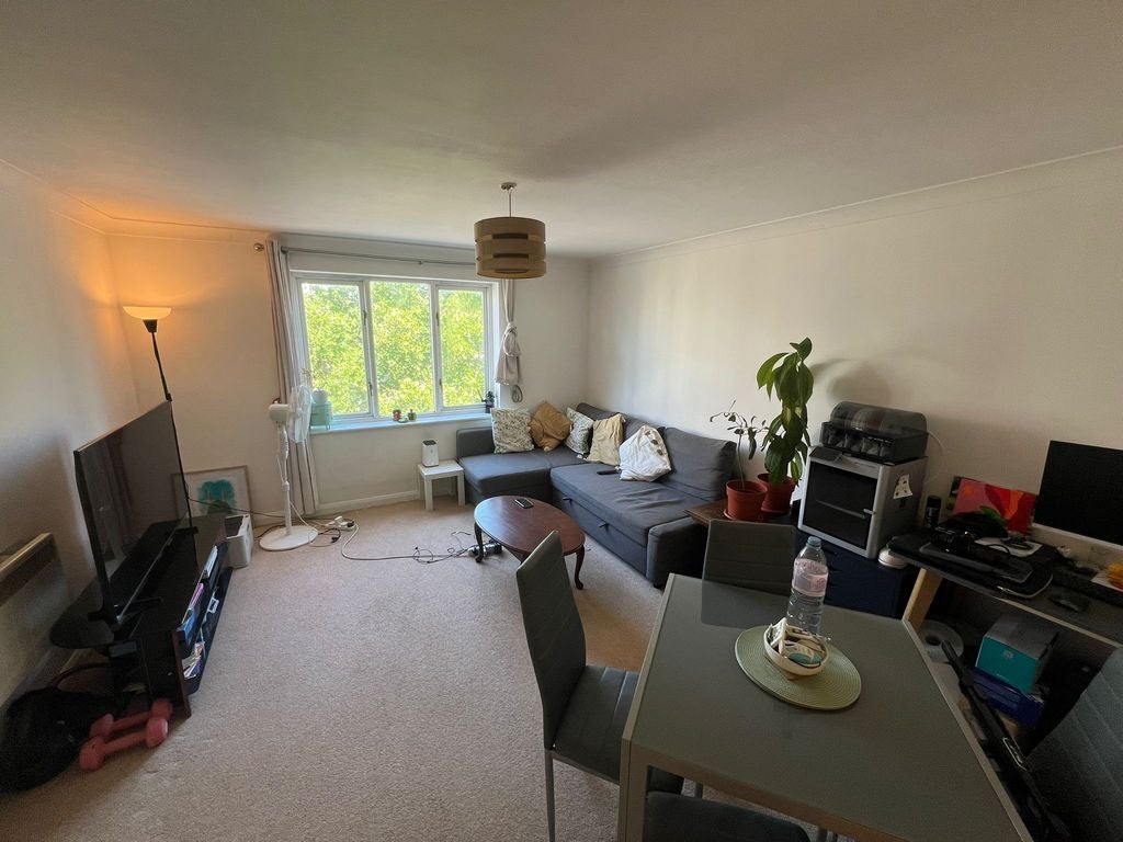 Flat Sopwith Way in Greater London