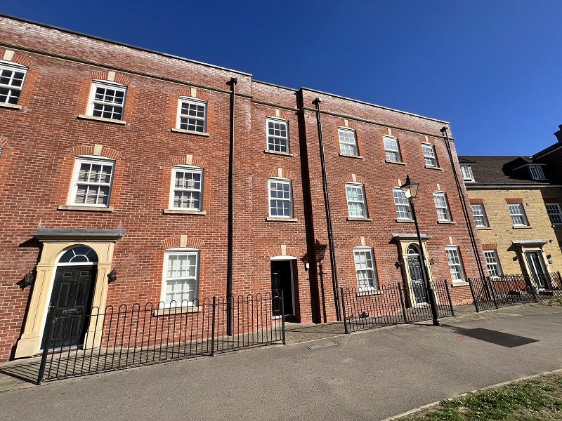 Flat Stedeham Road in Great Denham