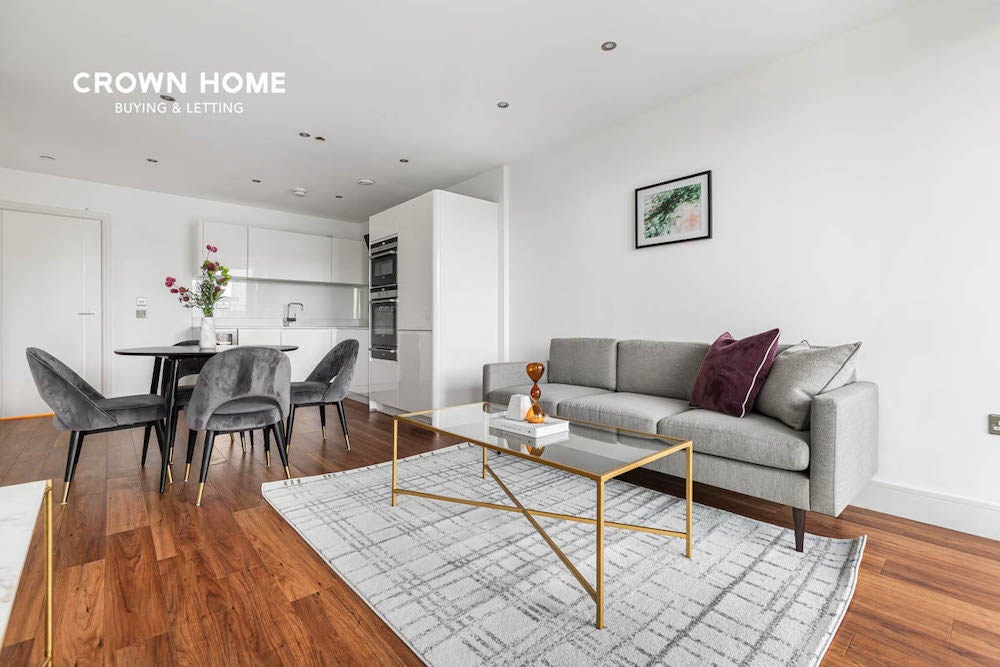 Flat Denmark Road in Greater London