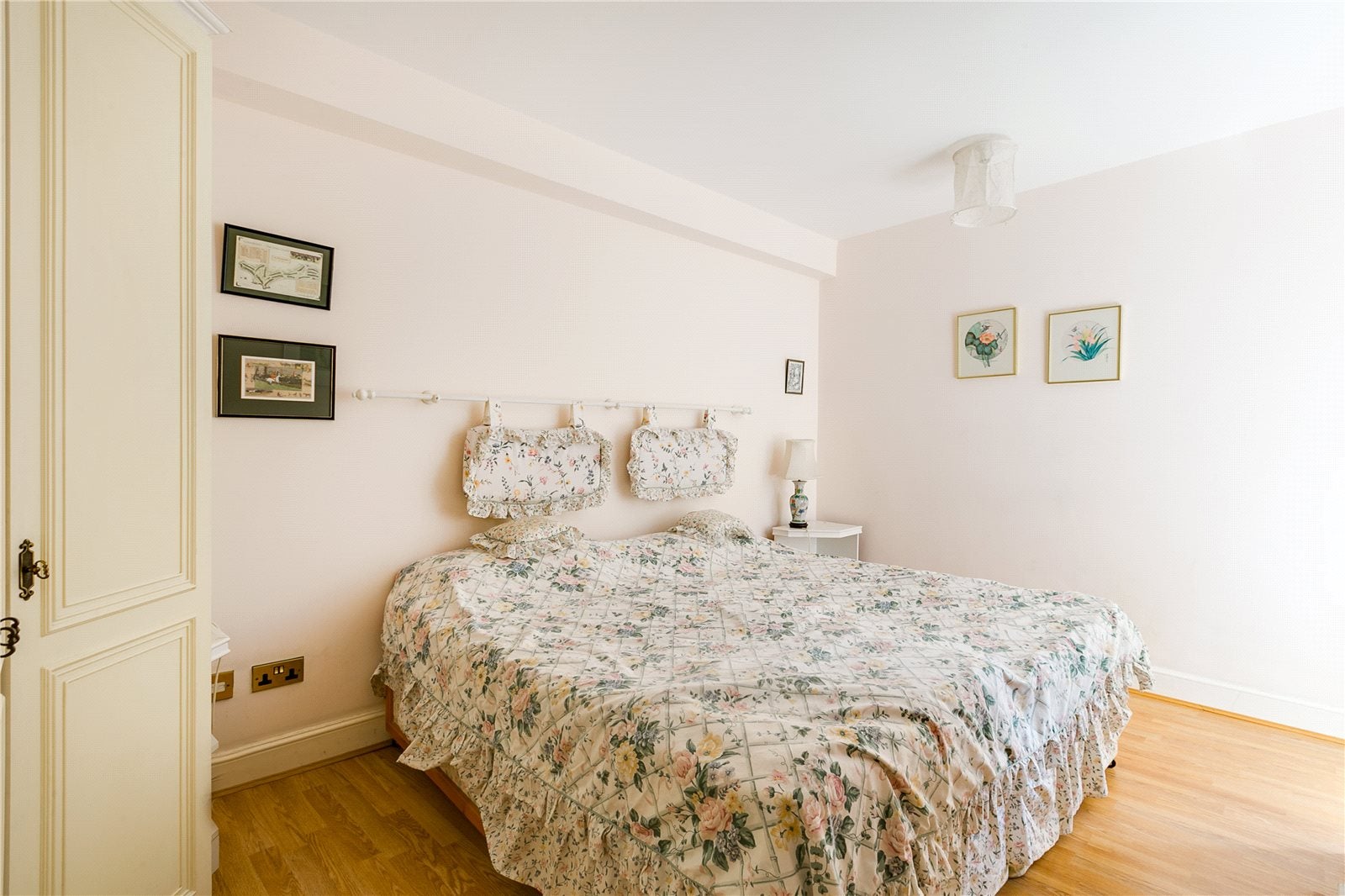Flat Lucan Place in Greater London